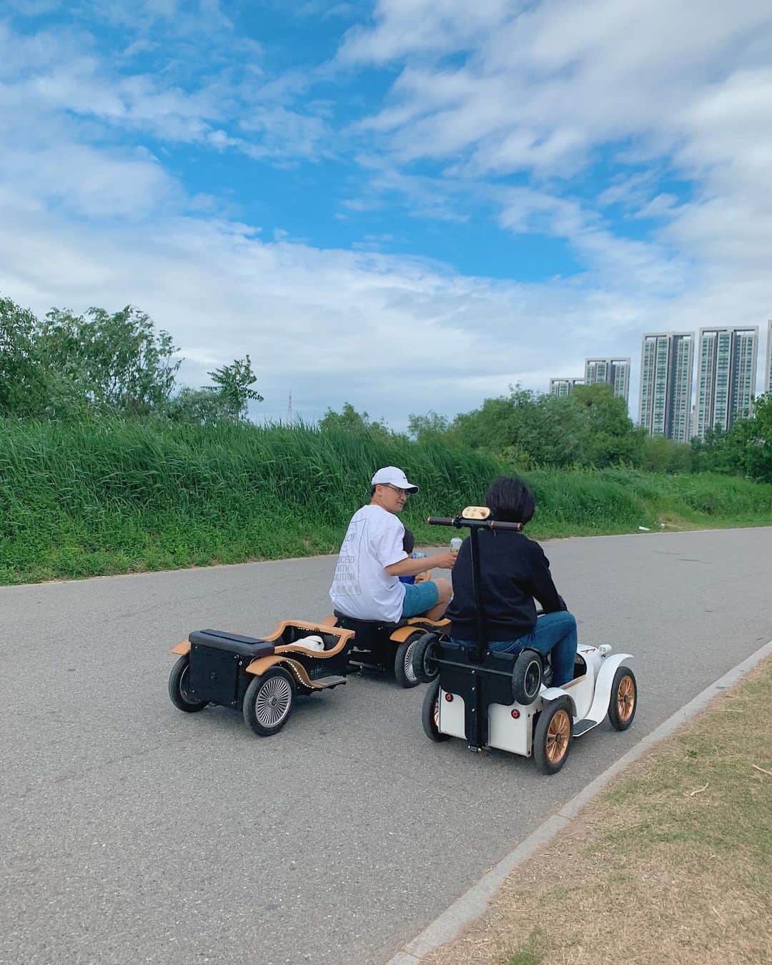 郭圈圈さんのインスタグラム写真 - (郭圈圈Instagram)「近期的小願望：想野餐🥺 上週六去漢江走走 （住在江南的我們離漢江超近！公車一站就到了！）到了後覺得好久沒有到大自然景點～然後看到好多小帳篷野餐覺得好好玩好悠閒好開心🥰 很多家庭、好姐妹、情侶在野餐～ 天氣不冷也不熱 暖暖的太陽搭配微涼的風～舒服！ 附近有一間炸雞店就點了店員推薦的餐 結果很普通 肉還有點柴 不浪費食物的男友與我很努力的全部吃光光⋯ 吃完才發現攤販也開了～ 早知道等攤販開😝 - 全身outfit: @marumaru_lea_official . . . . . . . . . . . . .  #leainseoul#lea_korea#lea_outfit #ootd#style#outfit#bloggerstyle#ootdshare#ootdfashion#ootdstyle#ootdguide#ootdtaiwan#stylegram#ootdmagazine#personalstyle#lookoftheday#springlook#seoul#seoulcafe#seoulstreet#カフェ#韓國首爾#hanriver#漢江#casualstyle#picnic #圈圈去韓國🇰🇷」5月23日 23時49分 - helloiamlea
