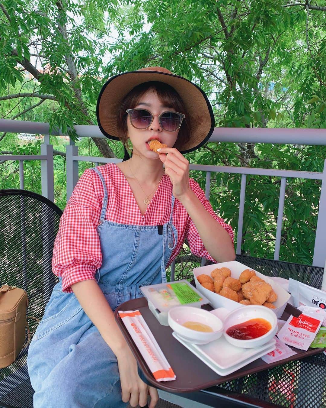 郭圈圈さんのインスタグラム写真 - (郭圈圈Instagram)「近期的小願望：想野餐🥺 上週六去漢江走走 （住在江南的我們離漢江超近！公車一站就到了！）到了後覺得好久沒有到大自然景點～然後看到好多小帳篷野餐覺得好好玩好悠閒好開心🥰 很多家庭、好姐妹、情侶在野餐～ 天氣不冷也不熱 暖暖的太陽搭配微涼的風～舒服！ 附近有一間炸雞店就點了店員推薦的餐 結果很普通 肉還有點柴 不浪費食物的男友與我很努力的全部吃光光⋯ 吃完才發現攤販也開了～ 早知道等攤販開😝 - 全身outfit: @marumaru_lea_official . . . . . . . . . . . . .  #leainseoul#lea_korea#lea_outfit #ootd#style#outfit#bloggerstyle#ootdshare#ootdfashion#ootdstyle#ootdguide#ootdtaiwan#stylegram#ootdmagazine#personalstyle#lookoftheday#springlook#seoul#seoulcafe#seoulstreet#カフェ#韓國首爾#hanriver#漢江#casualstyle#picnic #圈圈去韓國🇰🇷」5月23日 23時49分 - helloiamlea