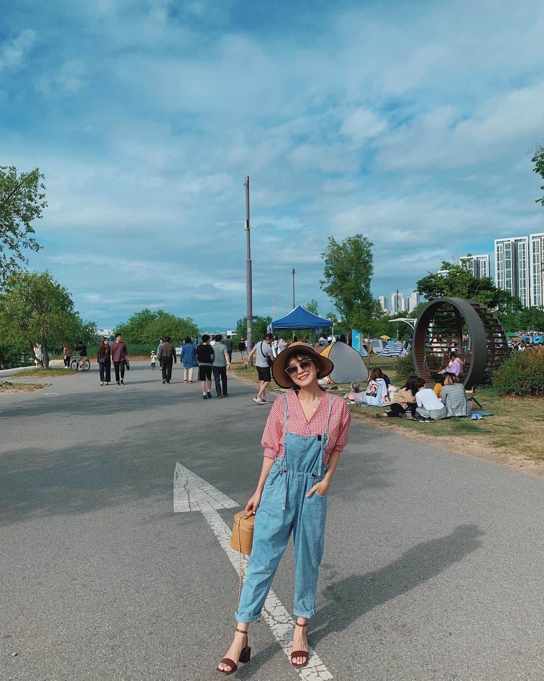 郭圈圈さんのインスタグラム写真 - (郭圈圈Instagram)「近期的小願望：想野餐🥺 上週六去漢江走走 （住在江南的我們離漢江超近！公車一站就到了！）到了後覺得好久沒有到大自然景點～然後看到好多小帳篷野餐覺得好好玩好悠閒好開心🥰 很多家庭、好姐妹、情侶在野餐～ 天氣不冷也不熱 暖暖的太陽搭配微涼的風～舒服！ 附近有一間炸雞店就點了店員推薦的餐 結果很普通 肉還有點柴 不浪費食物的男友與我很努力的全部吃光光⋯ 吃完才發現攤販也開了～ 早知道等攤販開😝 - 全身outfit: @marumaru_lea_official . . . . . . . . . . . . .  #leainseoul#lea_korea#lea_outfit #ootd#style#outfit#bloggerstyle#ootdshare#ootdfashion#ootdstyle#ootdguide#ootdtaiwan#stylegram#ootdmagazine#personalstyle#lookoftheday#springlook#seoul#seoulcafe#seoulstreet#カフェ#韓國首爾#hanriver#漢江#casualstyle#picnic #圈圈去韓國🇰🇷」5月23日 23時49分 - helloiamlea
