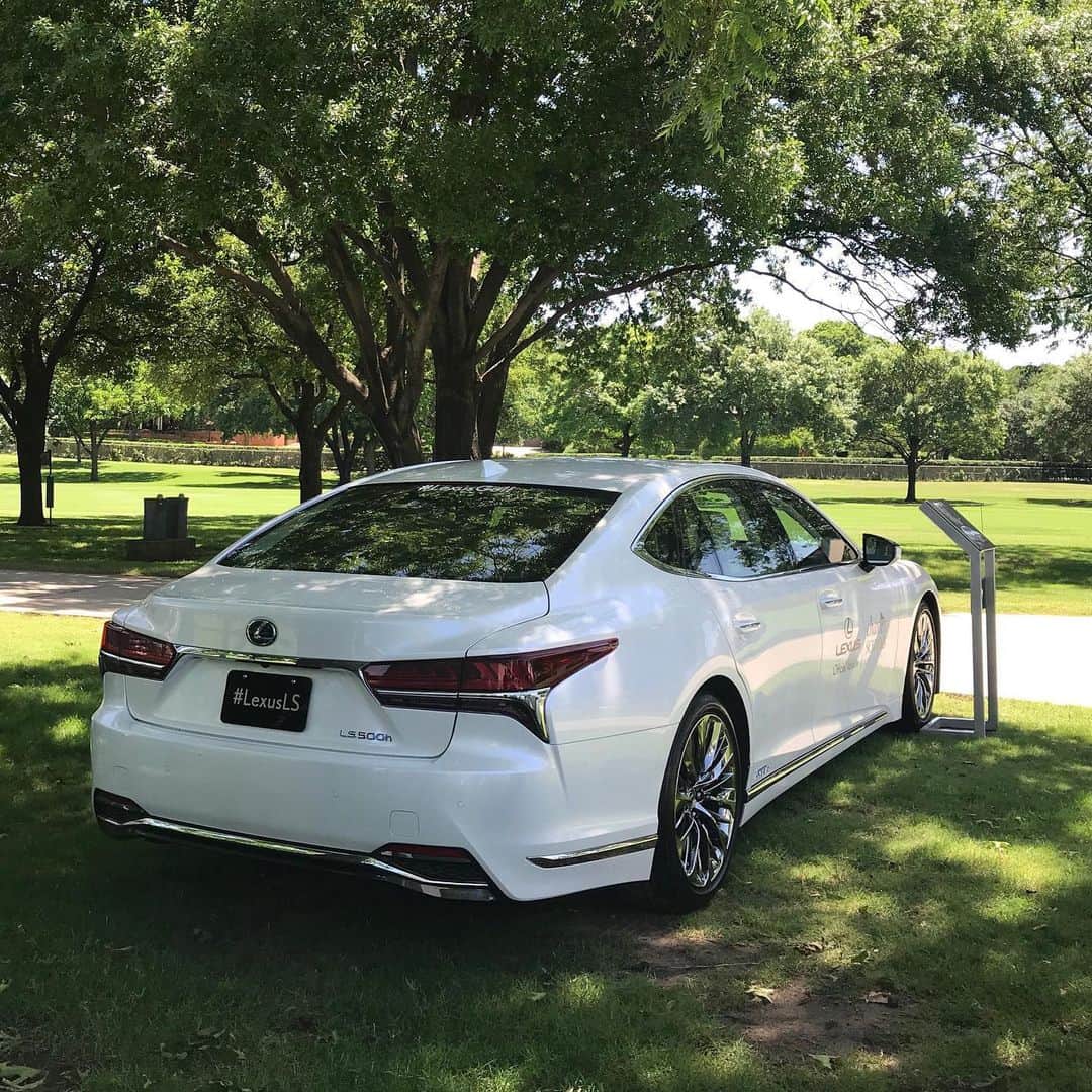 Lexus USAさんのインスタグラム写真 - (Lexus USAInstagram)「Join us this weekend at the @charles_schwab_challenge and see some of the world’s best. The golfers are pretty good, too.😉 #LexusLC #LexusLS #LexusGolf #SchwabChallenge #PGATour」5月23日 23時50分 - lexususa