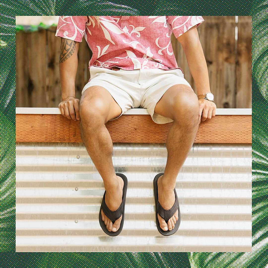 のインスタグラム：「Soon-to-be in-laws coming to town? And your girl’s stressed ’cause you rock rubber flip flops nonstop? Enter Brumeister Primo—epic Beer Cozy Comfort all dressed up in full-grain leather. Boom. You’re ready to meet Bob and Karen. #SanukBeerCozy #Sanuk #SmilePassItOn」