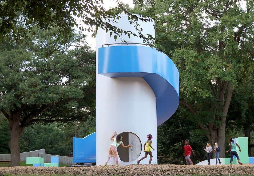 Herman Miller （ハーマンミラー）さんのインスタグラム写真 - (Herman Miller （ハーマンミラー）Instagram)「In 2014, Playscapes, an Atlanta playground by Isamu Noguchi, got a refresh thanks to Herman Miller Cares—our employee-led corporate foundation. The playground debuted in 1976, and though it’s been kept up over the years, the gift from Herman Miller Cares fixed a wall in the pavilion and paid for a fresh coat of paint. The result? It looks essentially new, a boon not just to the kids of Atlanta, but to Noguchi’s vision of playgrounds as spaces for unfettered exploration. #tbt © 2019 The Isamu Noguchi Foundation and Garden Museum, New York / Artists Rights Society (ARS), New York」5月24日 0時00分 - hermanmiller