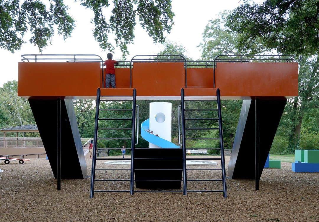 Herman Miller （ハーマンミラー）さんのインスタグラム写真 - (Herman Miller （ハーマンミラー）Instagram)「In 2014, Playscapes, an Atlanta playground by Isamu Noguchi, got a refresh thanks to Herman Miller Cares—our employee-led corporate foundation. The playground debuted in 1976, and though it’s been kept up over the years, the gift from Herman Miller Cares fixed a wall in the pavilion and paid for a fresh coat of paint. The result? It looks essentially new, a boon not just to the kids of Atlanta, but to Noguchi’s vision of playgrounds as spaces for unfettered exploration. #tbt © 2019 The Isamu Noguchi Foundation and Garden Museum, New York / Artists Rights Society (ARS), New York」5月24日 0時00分 - hermanmiller