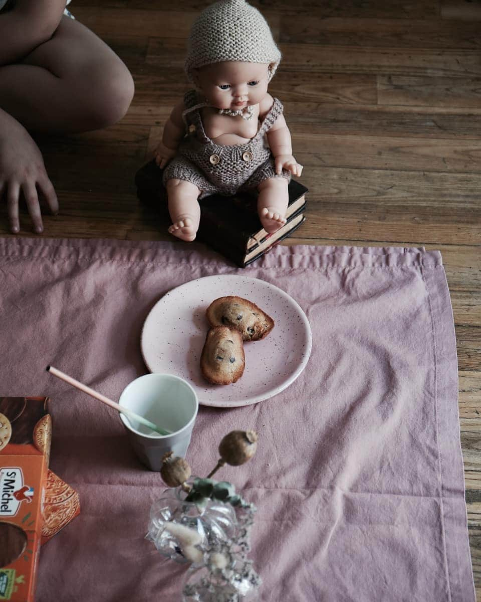 Elisaさんのインスタグラム写真 - (ElisaInstagram)「Avec les filles, à la sortie de l'école, nous rêvons déjà de pique-nique gourmands, et en attendant les vrais beaux jours, nous campons dans le salon.  Pour notre dernier goûter, nous avons découvert la nouvelle gamme Bio de St Michel qui regroupe les spécialités que nous aimons depuis toujours, mais aussi, plein de nouveautés chocolatées.  Toutes ces recettes sont, bien entendu, fabriquées en France et sans huile de palme.  Pour fêter les beaux jours et tous les gourmands, je m'associe aujourd'hui à St Michel, pour permettre à trois d'entre vous de venir participer à un pique-nique printanier que j'organiserai dans un joli endroit à Paris le 29 mai.  Pour participer à ce concours, c'est très simple: il vous faut être abonné à @StMichel_fr et moi-même, liker la photo et m'indiquer en commentaire si vous préférez les madeleines, les galettes ou les sablés.  Résultats annoncés dans 48h.  Je vous embrasse  Elisa  #stmichelbio #stmichel #concours #picnic #piquenique #bio #gourmandise #food」5月23日 23時53分 - etdieucrea