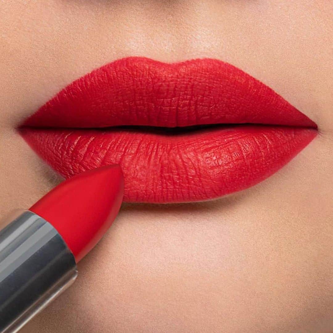 Maybelline New Yorkさんのインスタグラム写真 - (Maybelline New YorkInstagram)「Any day is a good day to rock a red lip! 💋@cansuyegin 🇹🇷 wears color sensational #madeforall in ‘red for me’. #mnyitlook」5月23日 23時53分 - maybelline