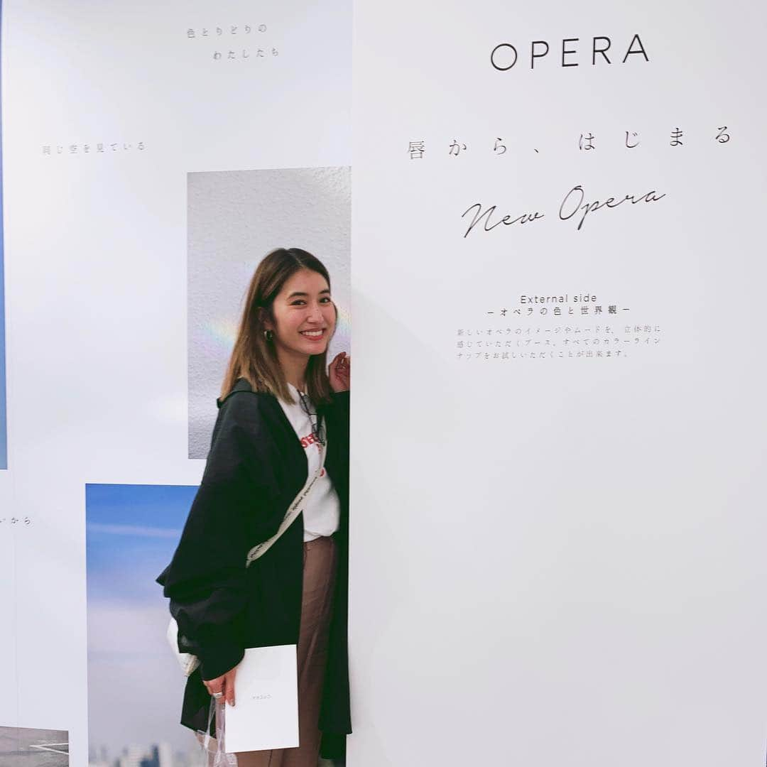 有末麻祐子さんのインスタグラム写真 - (有末麻祐子Instagram)「OPERAのリップティントとシアーリップカラーがリニューアルします💄 私は絶対にメイクでリップはマストなんですが 大体いつもリップをつける前に 保湿のリップクリームを塗ってから色付きリップを塗るんだけども OPERAのリップは本当に潤うのでこれ一本で完結。 いかにも塗ってます！という感じではなく自然で、軽いつけ心地で リップクリームのみたいなんだよね。 冬もそうですが紫外線が強くなって唇が乾燥してしまうこの時期にはぴったりだし、カジュアルなスタイルにもやりすぎない感の発色だからいいのよね👏🏻 色のバリエーションが沢山で その時のシチュエーションによって選ぶの楽しいよね〜使うの楽しみ🌈 #operacosmetics #new_opera #PR」5月23日 23時54分 - mayukoarisue