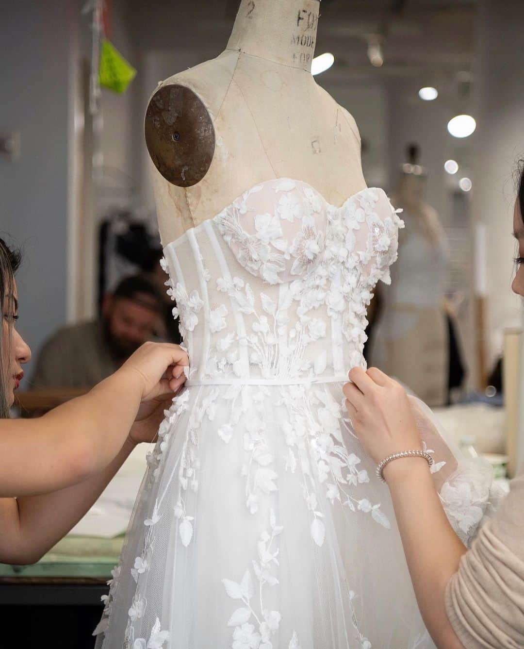 Marchesaさんのインスタグラム写真 - (MarchesaInstagram)「Behind the scenes in the Marchesa atelier for the making of Spring/Summer 2020 Marchesa Bridal. The collection will be available @markingrambride in NYC May 31 - June 1st. #marchesa #marchesabridal #ss20marchesabridal #bridal」5月23日 23時56分 - marchesafashion