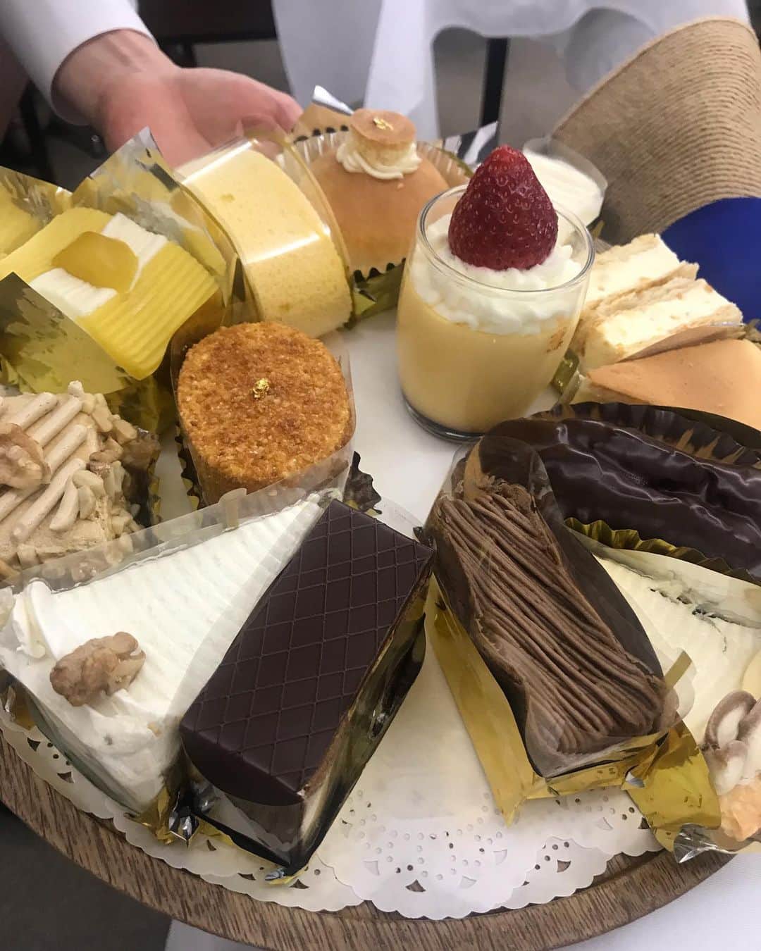 福田淳子さんのインスタグラム写真 - (福田淳子Instagram)「オムライスの後はウエストでお茶を。お茶だけ、と思いつつケーキも頼んじゃった！フロメストはじめて食べました。パイの間がオレンジ入りのチーズクリーム。お酒も効いてます。こういうシンプルなお菓子がおいしいなっていつも思います。  食べ過ぎなのもわかってたけど、おいしかったから後悔なし。友達の話しがなかなか興味深くていろいろ勉強してみたい気持ちに。  #フロメスト #myfavoriteplace  #myfavoritepowerspots #さくらんぼ🍒スカートお気に入り」5月23日 23時57分 - junjunfukuda