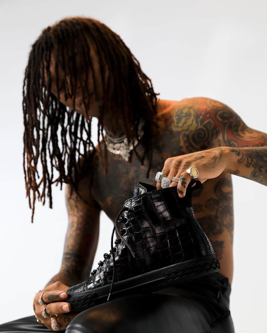 Giuseppe Zanotti Designさんのインスタグラム写真 - (Giuseppe Zanotti DesignInstagram)「Say it like you mean. Wear it like you own it. @RaeSremmurd’s @Swaelee gets up close with the BLABBER. Inspired by an old-school, skate-style, our new high-top is crafted in croc-embossed leather and features 3D spines along the sole and a zip along the back. #GiuseppeZanotti」5月24日 0時01分 - giuseppezanotti