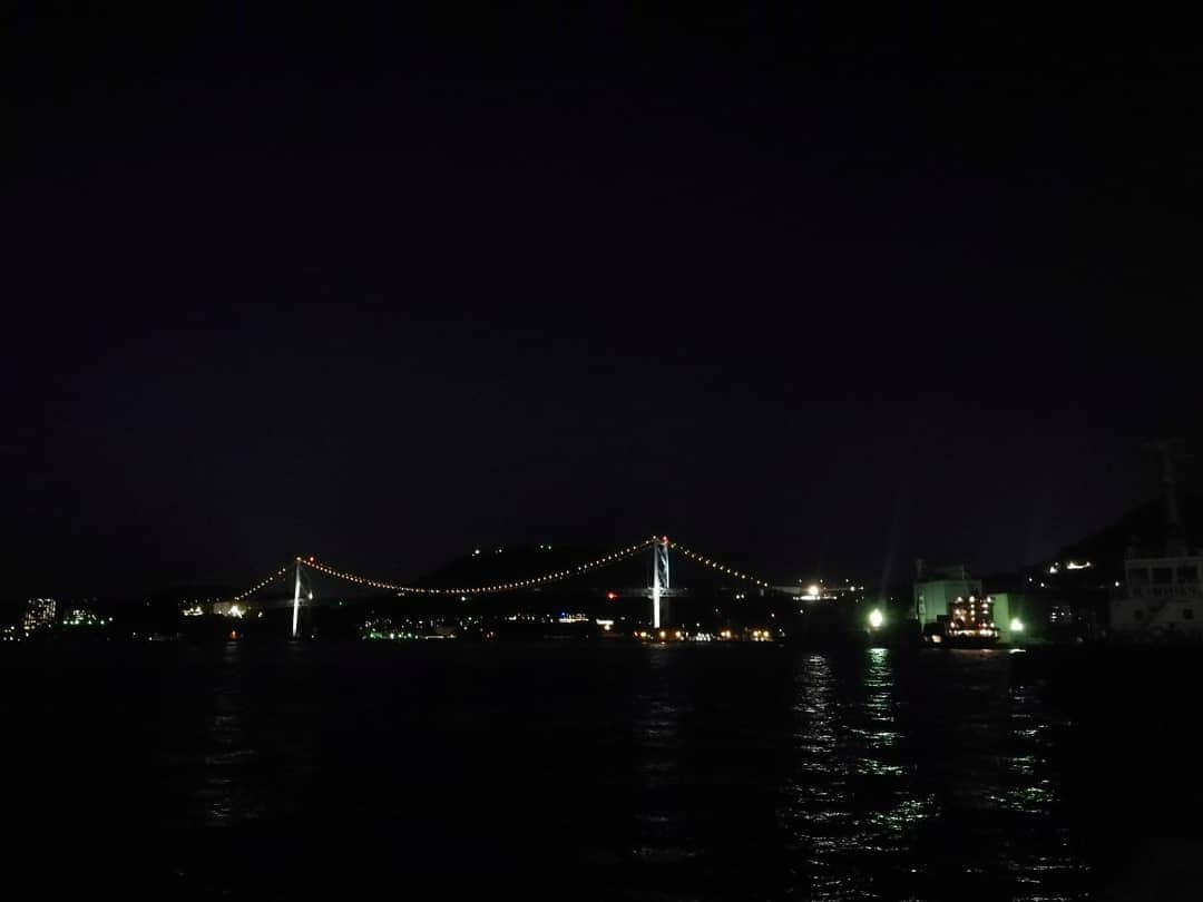 栗山絵美さんのインスタグラム写真 - (栗山絵美Instagram)「北九州入りしてすぐに 夜の門司港へ✨  10年ぶり位に来られて、しみじみしてしまった。 キャバレー初演ぶりに来ました、記憶が一気に蘇り。これで焼きカレー大好きになったんだよねぇ。  今回は初の夜景とライトアップされた美しいレトロな街並みに。 とてもとても癒されました💗 港はいいなぁ～  ここで堪能した美味しいものはまた改めてご紹介します🎶 今回は夜景編&鉄道編をお楽しみ下さい✨ 無計画にも関わらず、ぶらり最高のお散歩できました👏 ついてきてくれた、子供たち #岡本華奈 #コリ伽路 ありがとう～身長差が凄いな😂」5月24日 0時02分 - jumboebig