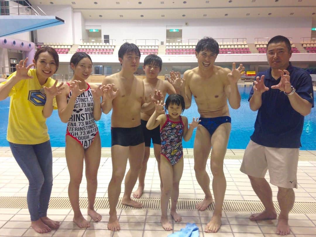 若林翔子のインスタグラム：「* * 昨日のビバモンロケはーーー、 飛び込み競技でございました‼️‼️‼️ 飛び込みへの情熱ややりがいなどたっぷりお話を聞いて、 そのあと10メートルの高さを体感😱😱😱 そしてそのあと、小島さんがまさかの…！？！？！？笑  など終始笑いっぱなしのロケでした🤣🤣🤣 放送日は少し先ですが、 東北放送「サタデーウォッチン！」 「よしおのビバもん」コーナーをぜひご覧ください❤️❤️❤️ * * #東北放送 #サタデーウォッチン #小島よしお さん #飛び込み #ジャンプ #小島さんのそっくりさんも登場笑 #プール #水泳」