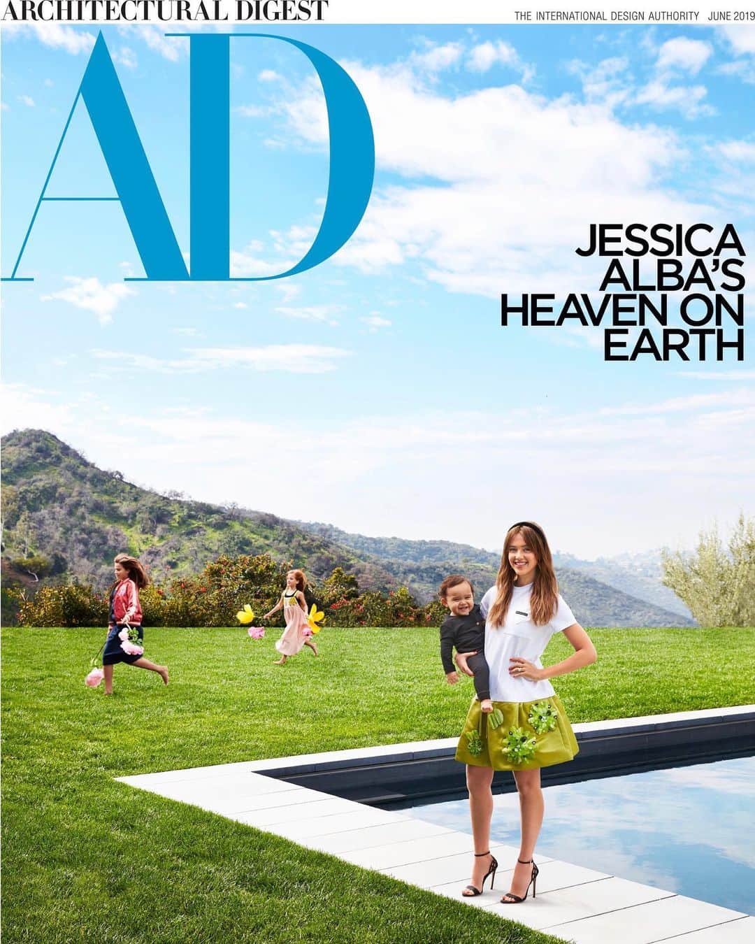 Just Jaredさんのインスタグラム写真 - (Just JaredInstagram)「@jessicaalba invites us to check out her beautiful Beverly Hills home alongside husband @cash_warren and their three kids in the latest issue of @archdigest. Tap this pic in the link in bio to see their house! #JessicaAlba #CashWarren Photos: @stephenkentjohnson」5月24日 0時06分 - justjared