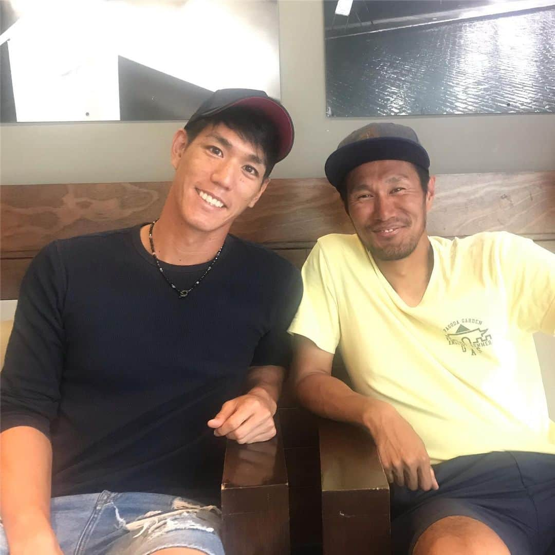 荒波翔さんのインスタグラム写真 - (荒波翔Instagram)「対決前に久保さんが会いに来てくれました😊 今日19:30から対決です⚾️ 久保さんもすごく元気そうで会えてよかったです^ ^ モスコーソも久保さんのチームにいるので会えるの楽しみにしています😆  #todossomossultanes #monterrey #mexico #lmb#久保康友  さん#日本人対決 #異国で対決#楽しむ #レオン」6月22日 4時44分 - shoshoshonosho.4