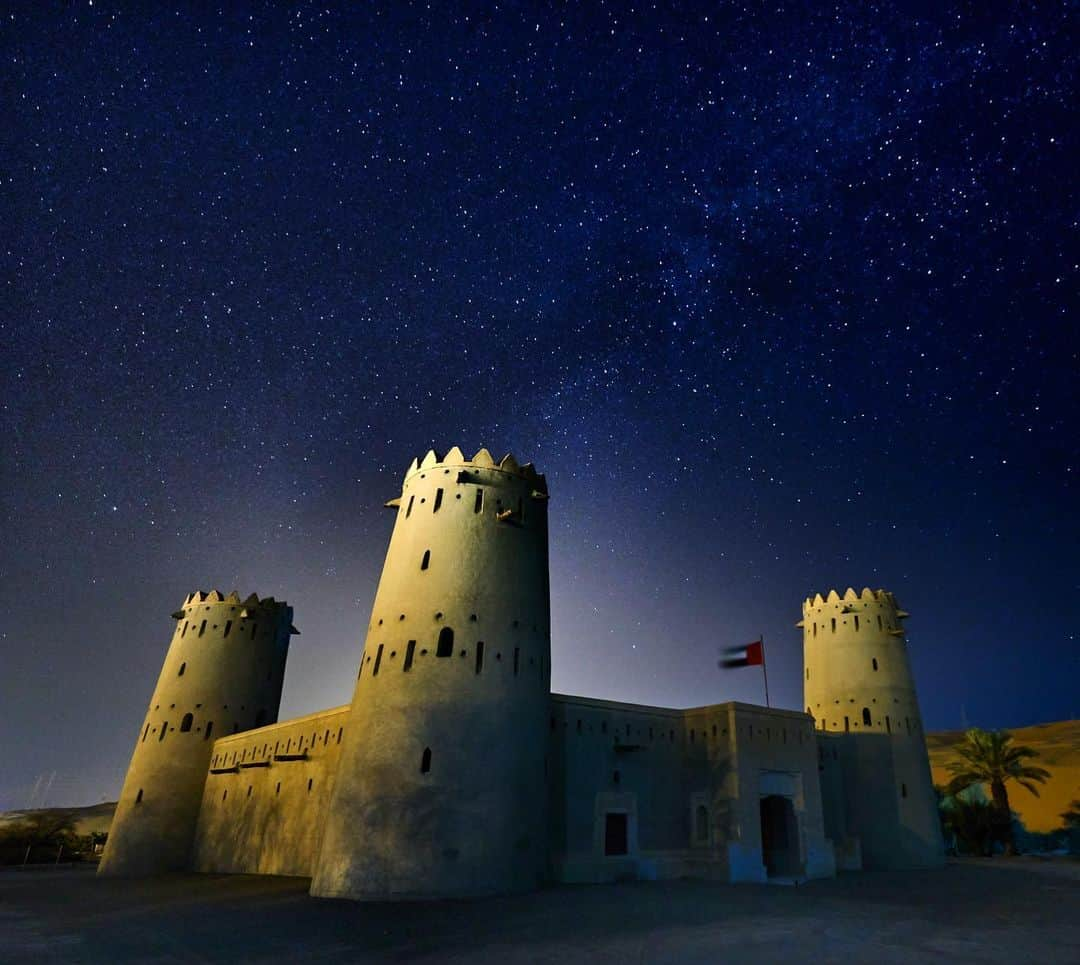 Michael Yamashitaさんのインスタグラム写真 - (Michael YamashitaInstagram)「Arabian nights-- Liwa Fort under desert sky. A trip to the Empty Quarter at night for star viewing is a must. With no city light pollution, one can’t help but be mesmerized gazing into  a million stars. #arabiannights #liwaforts #emptyquarter #abudhabi」6月22日 3時17分 - yamashitaphoto