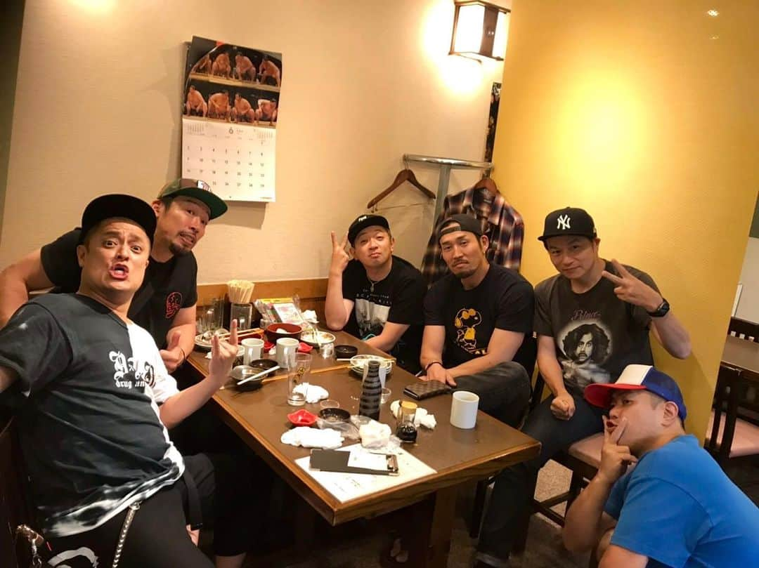 NAOKIさんのインスタグラム写真 - (NAOKIInstagram)「本日の美味しすぎた夜ご飯はまた後日ブログにアップしよう。  ご飯もお酒も美味しくて、時間を忘れるほど楽しい時間でした。  沢山パワーもらった。  明日も頑張ろう。  おやすみ。  #武蔵さん #TOMOさん #冠 #マッツさん #あびこさん #ちゃんこ晴海」6月22日 3時19分 - naoki_10feet