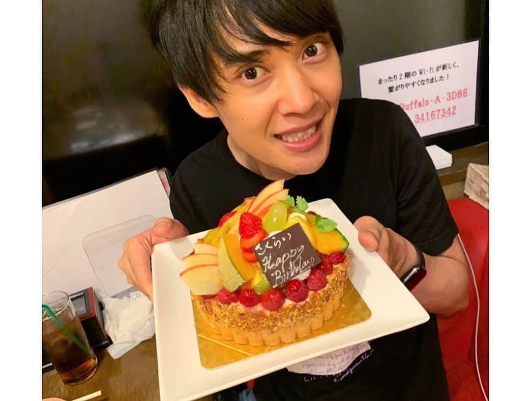 上田純樹さんのインスタグラム写真 - (上田純樹Instagram)「櫻井さん誕生日会。 今回は僕と2人でご飯に行くと見せかけて色んな仲間と出会っていく"冒険型バースデーパーティー"を企画しました。  #頭のGoProでこっそり撮影 #家に迎えに行った時からずっと半笑いだった #祇園櫻井 さん #ヘンダーソン子安 さん #ジソンシン下村 さん #あやつるぽん さん #まいかさん #ラニーノーズ洲崎 #大成功」6月22日 3時24分 - raionerutousan