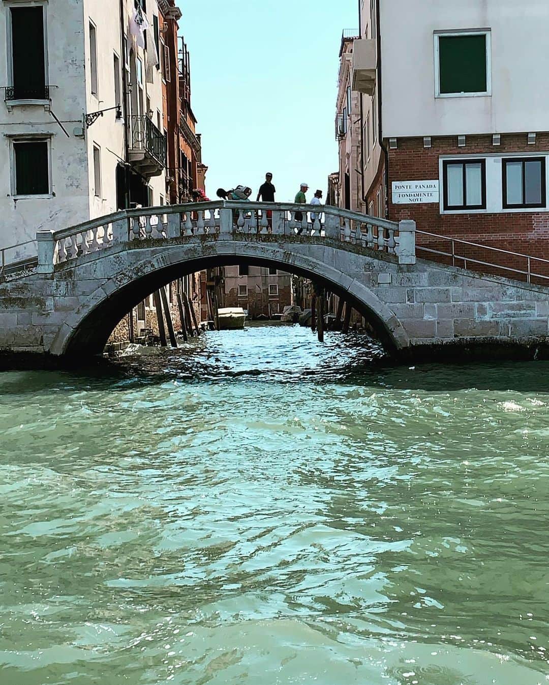 デブラ・メッシングさんのインスタグラム写真 - (デブラ・メッシングInstagram)「We made it to VENICE! I get a little discombobulated when I travel, as my boy will illustrate. ☺️ This is by far the best taxi drive to a hotel I’ve ever had. Bellisimo. #Venice #Venizia #canals #themotherandsonshowcontinues」6月22日 3時25分 - therealdebramessing