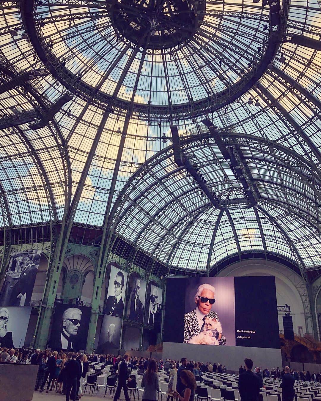 デレク・ブラスバーグさんのインスタグラム写真 - (デレク・ブラスバーグInstagram)「In his more than 35 years as creative director of Chanel, Karl Lagerfeld didn't design many menswear items. When he did, they were mainly for a coterie of handsome friends who populated his personal life and the occasional fashion show. About a decade ago, he made this double-breasted tweed jacket (probably for @bentoub), which I borrowed for a Chanel event—and then flat out refused to return. The Chanel office asked for it back a few times, but I’d quickly delete the emails without reading them and feign ignorance if they ever asked about it. What? I wasn’t sure if I’d ever have the opportunity to feel the way I felt in a design by the master again. A few years ago, I told Karl this story and he said, "A little opportunism is a good thing, no?" It was bittersweet to put the jacket back on for his memorial last night in Paris, which was hosted by Chanel, Fendi and his own eponymous line. About 2,500 admirers showed up at the Grand Palais to mark the passing of a man who was, in the truest sense of the world, a fashion legend. There were videos and live performances and, of course, a tribute to his feline companion, Choupette. (The cat nanny appeared in a video montage.) However, for me, the most touching parts of the memorial were the dance numbers, including a performance by Argentinian choreographer German Cornejo with 17 tango dancers and a 7-piece orchestra from Buenos Aries to a Carlos Gardel song from the 1930s (fun fact: Karl actually knew the tango), and @lilbuckdalegend’s extended version of his famous Swan Dance to a song by Ryuichi Sakamoto. I never expected to be so moved by dance, which was a reminder that, even in death, I’m still learning from Karl. 🖤」6月22日 3時25分 - derekblasberg