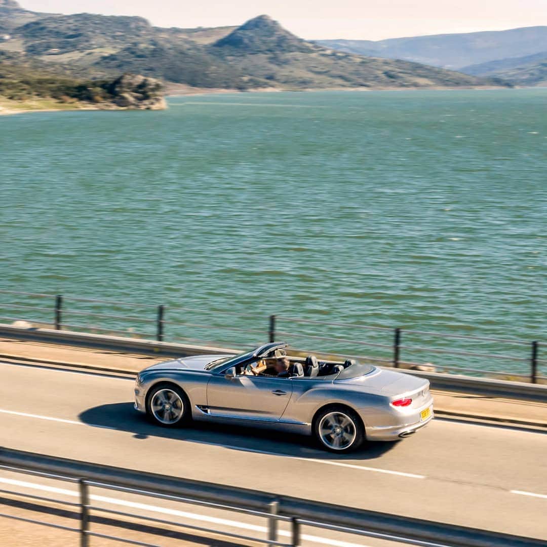 のインスタグラム：「The Continental GT Convertible is the essential grand tourer. Exterior paint: Extreme Silver. Configure through link bio.  Continental GT Convertible WLTP drive cycle: fuel consumption, mpg (l/100km) - Combined 20.2 (14.0). Combined CO2 – 317 g/km.」