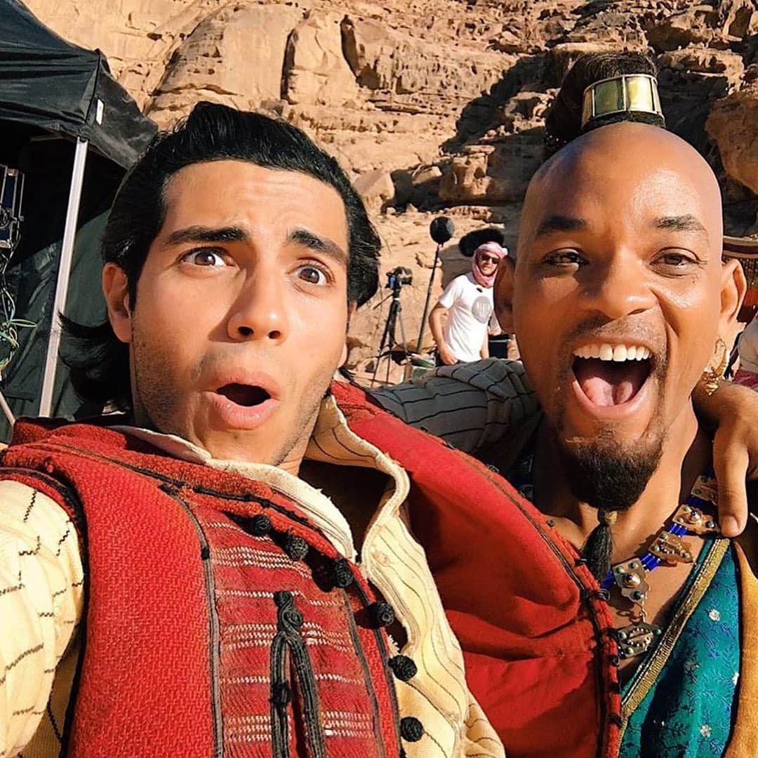 メナ・マスードのインスタグラム：「Strong selfie game since day 1! #NationalSelfieDay」