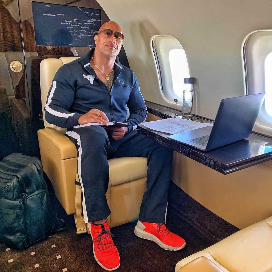 ドウェイン・ジョンソンさんのインスタグラム写真 - (ドウェイン・ジョンソンInstagram)「On the bird heading to a big mtg with our potential joint venture partners for my new tequila brand.  Many, many steps to take and consider when the goal is to build a global tequila brand - that’s also your passion.  Will keep you posted.  #tequila 🥃」6月22日 3時43分 - therock