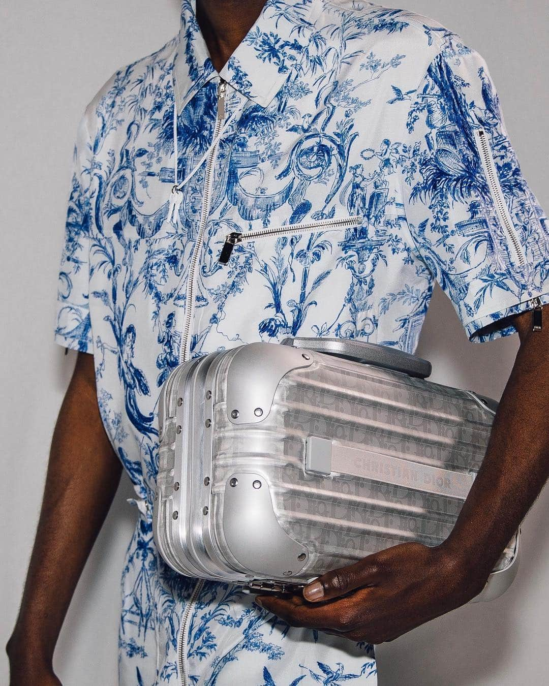 Vogue Runwayさんのインスタグラム写真 - (Vogue RunwayInstagram)「At the @Dior Men's Spring 2020 show today, Kim Jones unveiled a @Rimowa collaboration. Featuring a backpack, clutch, champagne carrier, hand case, and classic suitcase made of Rimowa's sturdy aluminum and etched with the Dior monogram, the collaboration is a natural evolution of Jones' extant relationship with Rimowa.  But this Rimowa collab is not like the others you’re familiar with. Instead of tackling the checked bag situation—though there is still one classically sized piece of luggage—Arnault and Jones focused on the the small essentials of travel. For the designer, the idea to make small, everyday items was partially inspired by what would work on the runway with his space-meets-desert collection. “I envisioned it very much how it would look on the runway and what kind of things we could put on the runway,” he says. “They go hand-in-hand with the collection. Everything we do has to work together, otherwise it’s not authentic—and I hate inauthenticity.” Tap the link in our bio for more details on the collaboration. Photographed by @styledumonde」6月22日 3時45分 - voguerunway