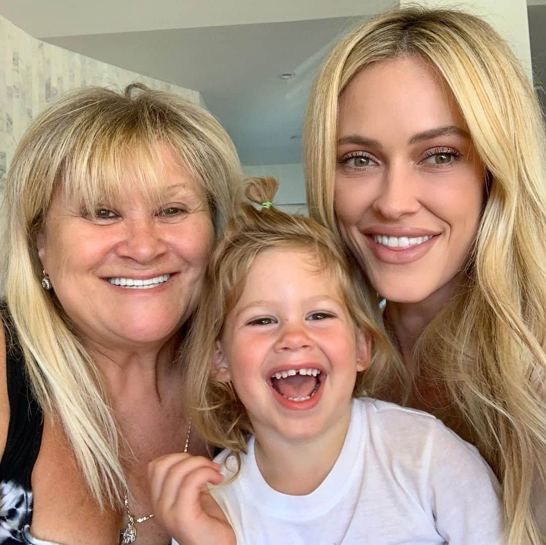 Peta Murgatroydさんのインスタグラム写真 - (Peta MurgatroydInstagram)「Twinning with Baba...long hair don’t care 😎」6月22日 3時59分 - petamurgatroyd