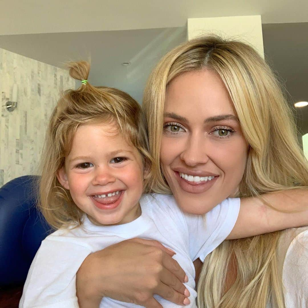 Peta Murgatroydさんのインスタグラム写真 - (Peta MurgatroydInstagram)「Twinning with Baba...long hair don’t care 😎」6月22日 3時59分 - petamurgatroyd