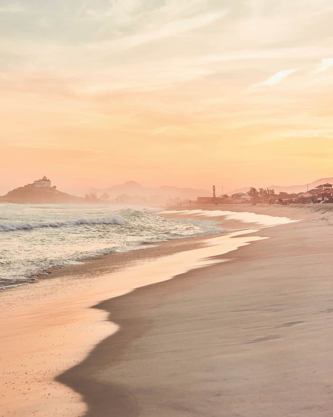 ロキシーさんのインスタグラム写真 - (ロキシーInstagram)「Sunset over Saquarema, Brazil. As the event gets underway we're excited to cheer on @stephaniegilmore, @brontemacaulay & @caroline_markss at stop no. 5 on the tour schedule, we're officially at the half-way mark in the season! Any suggestions on things to see & do while we're here? Tell us below👇#GoGirls」6月22日 4時00分 - roxy