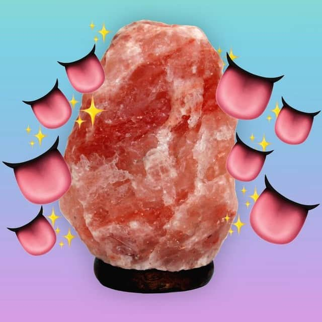 VICEさんのインスタグラム写真 - (VICEInstagram)「We asked people why they lick their Himalayan salt lamps. Yep. You read that right. 👅‼️ Link in bio to read about what the lamp-lickers had to say for themselves.」6月22日 4時00分 - vice