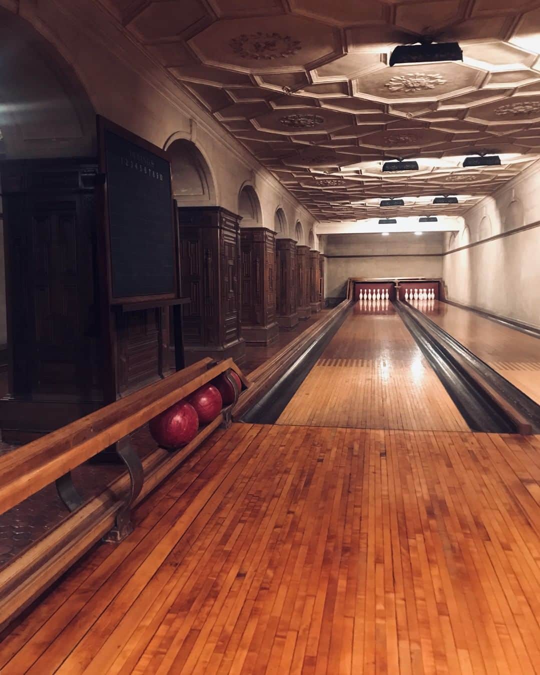 メトロポリタン美術館さんのインスタグラム写真 - (メトロポリタン美術館Instagram)「And now for a peek at...the bowling alley! 🎳😍 The maple and pine lanes and gravity-propelled ball return system were built in 1914. A total strike in our book. Check our Story for more views of the alley! #TheMet #TheFrick #MuseumInstaswap」6月22日 4時00分 - metmuseum