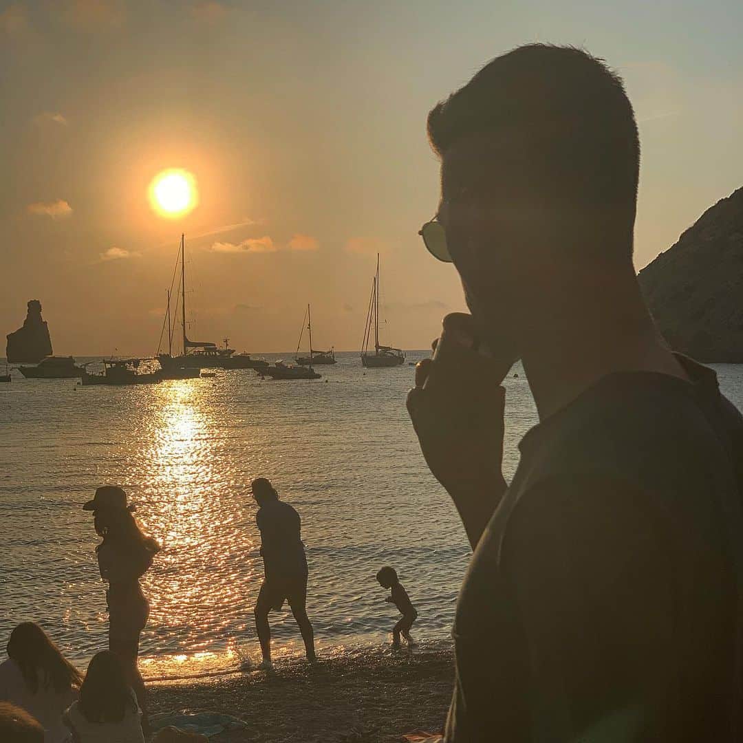 ミケーレ・カンポレーゼのインスタグラム：「La Isla Blanca ❤️ 🌴 Meravilloso #islablanca#islabonita#ibiza#sea#sunset#io#pace」