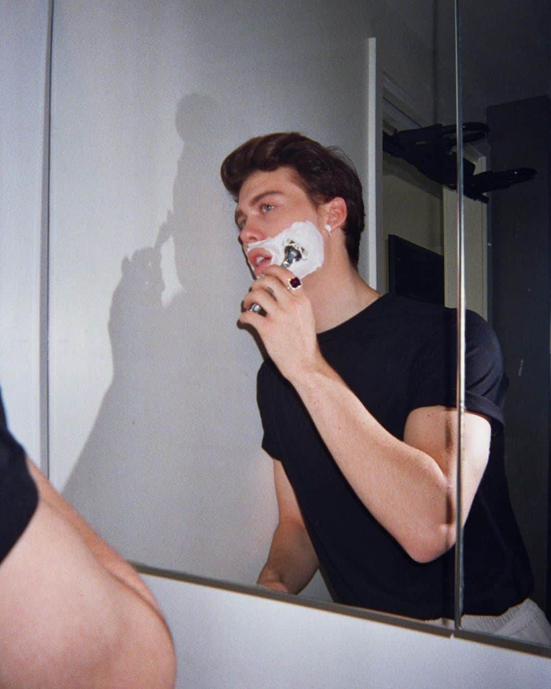 エイダン・J・アレクサンダーのインスタグラム：「a new song comes out in four days and i’m losing my mind so presave it in my bio if u love me」
