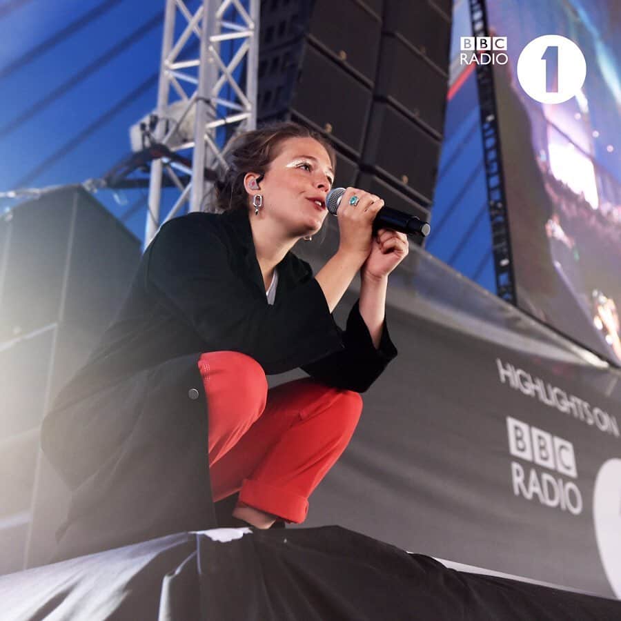 BBC Radioさんのインスタグラム写真 - (BBC RadioInstagram)「✨ @maggierogers is a force to be reckoned with. We 💖 these photos from Reading and can’t wait to see her at #Glasto2019 🙌」6月22日 4時10分 - bbcradio1