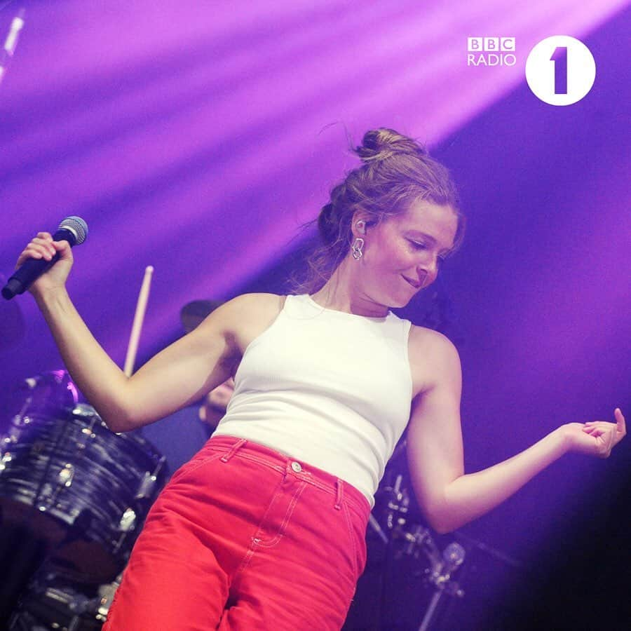 BBC Radioさんのインスタグラム写真 - (BBC RadioInstagram)「✨ @maggierogers is a force to be reckoned with. We 💖 these photos from Reading and can’t wait to see her at #Glasto2019 🙌」6月22日 4時10分 - bbcradio1