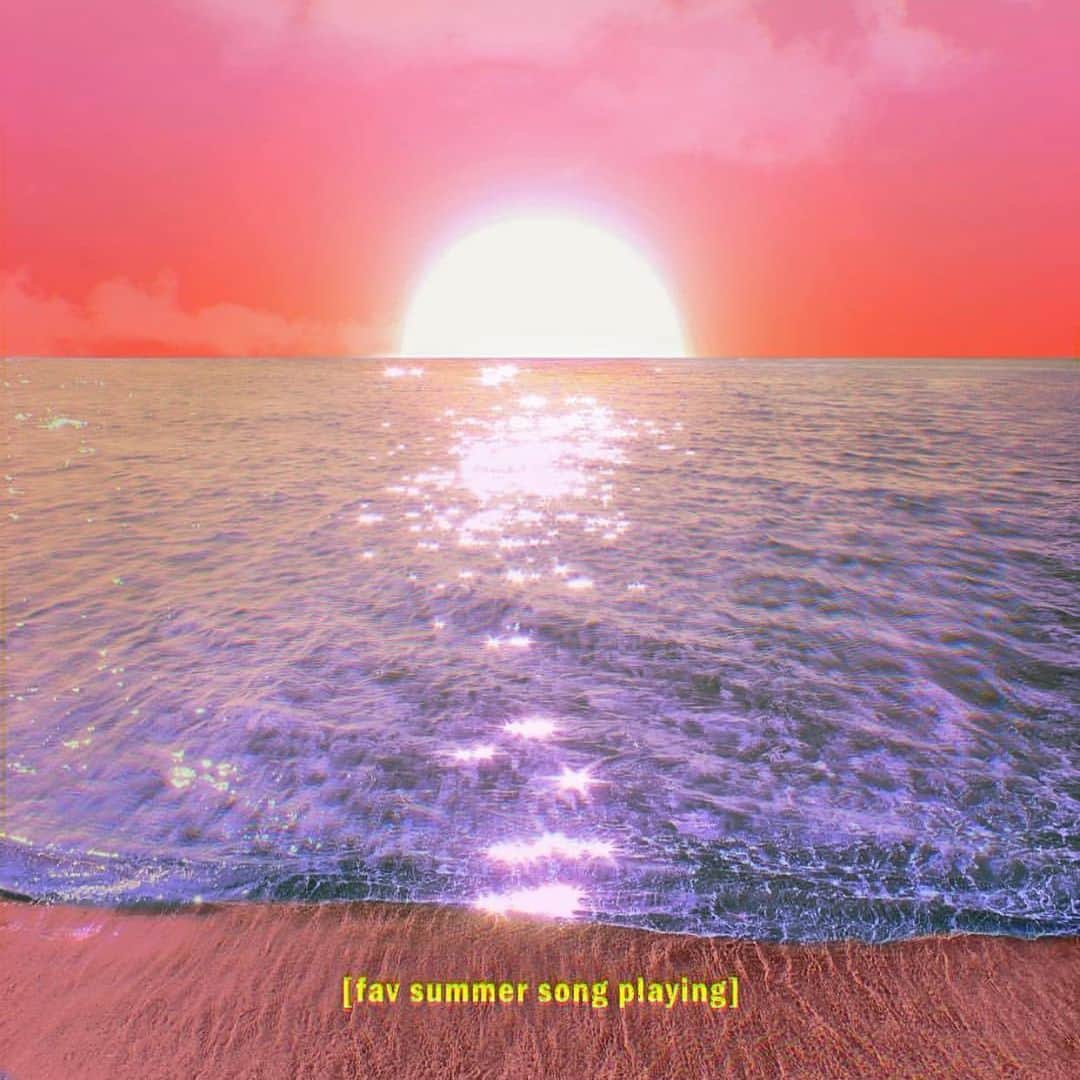 マンディー・ジルーのインスタグラム：「1st day of summer! ☀️💜🎶😎」
