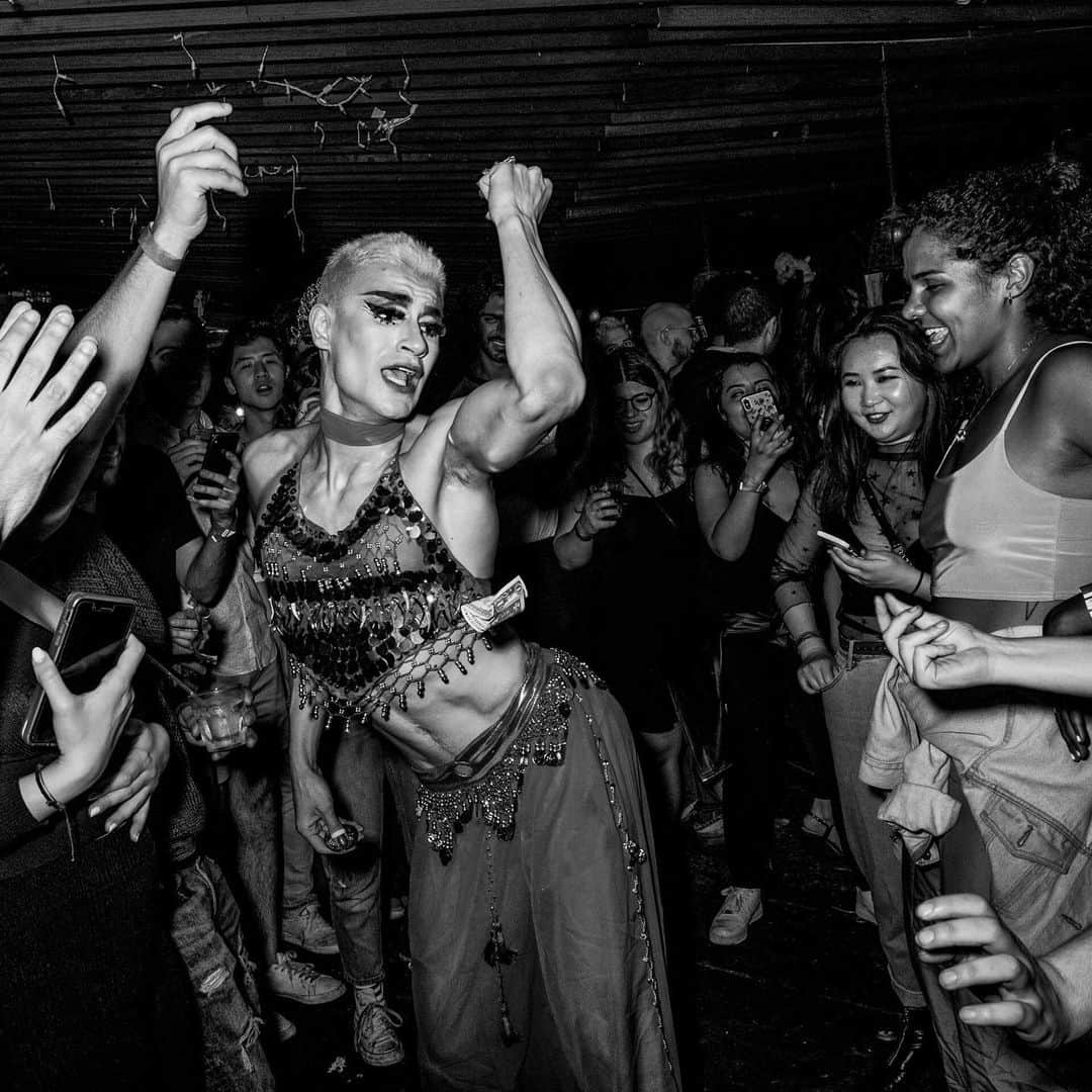 ニューヨーク・タイムズさんのインスタグラム写真 - (ニューヨーク・タイムズInstagram)「At a new drag show in Brooklyn, queens and L.G.B.T.Q. Arabs can party freely. When Ana Masreya, who grew up in Cairo, made her drag debut in New York City last summer, she felt like an outsider among the other queens. So she created her own cabaret in Brooklyn that celebrated diversity and fused a love of drag with a passion for Egyptian culture. “I want to create drag for our people,” Ana said. Ivy Kush, a queen born and raised in Morocco, had never done anything like this back home. “Oh no, honey,” she said. “I can’t be myself in Morocco.” Swipe right to see more, and visit the link in our bio to read the full story. @dedecim shot these photos.」6月22日 4時16分 - nytimes