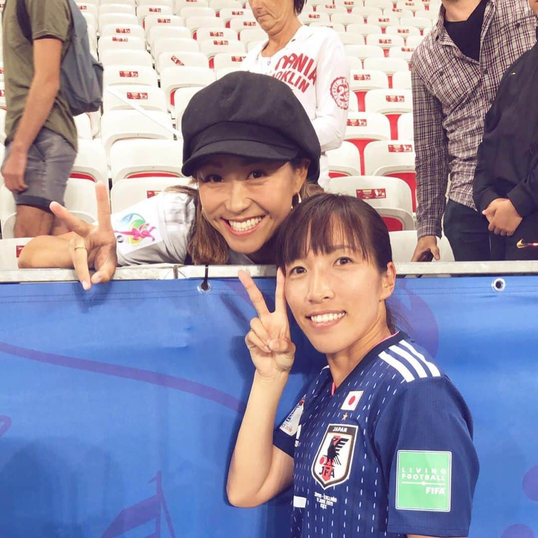 中島依美さんのインスタグラム写真 - (中島依美Instagram)「さくらさん！ 遠いところから応援に来てくれて ありがとうございました😃 めちゃ嬉しかったです！！！ 感謝でしかないです。 まさかフランス🇫🇷でも 会えるなんて 思いもしなかったです🥰 お姉ちゃんみたいな存在で いつも私のお世話 ありがとうございます😘 スクリーン？に うつってましたね🤣爆笑  なんでもできて そして最高に面白くて 大好きなあいこねーさんに また会える日を楽しみに しています😍👍 私頑張ります😊⚽️ 応援よろしくお願いします📣  めぐさんもありがとうございました😃 スペイン🇪🇸でも 頑張ってください😊⚽️👍 #フランス #ニース #FIFAWWC」6月22日 4時17分 - eminakajima.7