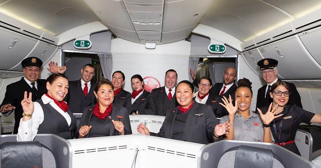 AIR CANADAさんのインスタグラム写真 - (AIR CANADAInstagram)「Today we proudly salute the achievements of our Indigenous employees. Meet our first all-Indigenous crew from #B787 flight AC185 in honour of National Indigenous Peoples Day #NIPDC2019 @gcindigenous @ccab_national @Indspire @yvrairport #flytheflag . . Aujourd’hui, nous saluons nos employés autochtones. Voici notre 1er équipage 100 % autochtone du vol AC185 #B787 de la Journée nationale des peuples autochtones #JNPACanada @GCAutochtones @ccab_national @Indspire @yvrairport #hautledrapeau」6月22日 4時19分 - aircanada