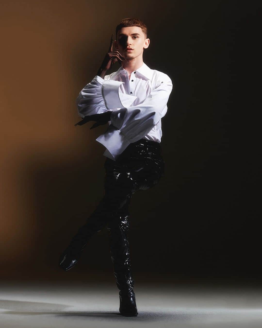 のインスタグラム：「Alex Duval, french dancer for the ballroom house of miyake mugler, based in Paris, for Mugler Resort 2020. - Alex wears a white sculptural poplin shirt with black vinyl denim trousers and black stretch nappa ankle boots. - Creative Director @cadwallader  Styling @alex_jordan_harrington  Photography @arnaudlajeunie  Casting @julialangecasting  Hair @jondefranc  Make up @christinecorbel  Movement @jordandrobson  Production @kitten_production  Model @whitemugler #mugler」