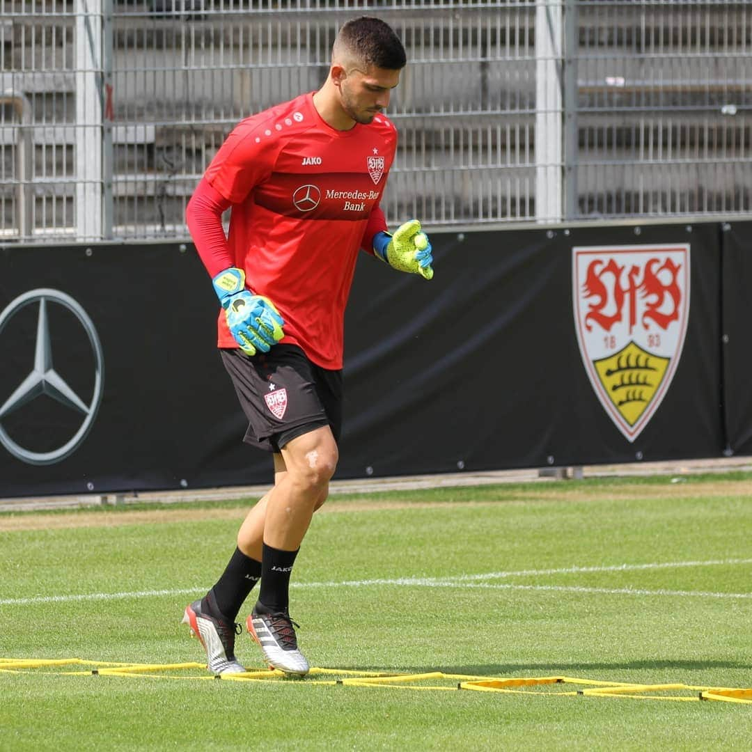 VfBシュトゥットガルトさんのインスタグラム写真 - (VfBシュトゥットガルトInstagram)「Erste Einheit: @h.alghaddioui und @fbredlow auf dem Trainingsplatz mit den VfB Teamkollegen.  #neuzugänge #transfers #herzlichwillkommen #VfB #vfbstuttgart #vfbstuttgart1893 #training #furchtlosundtreu #VfBInsta」6月22日 4時27分 - vfb