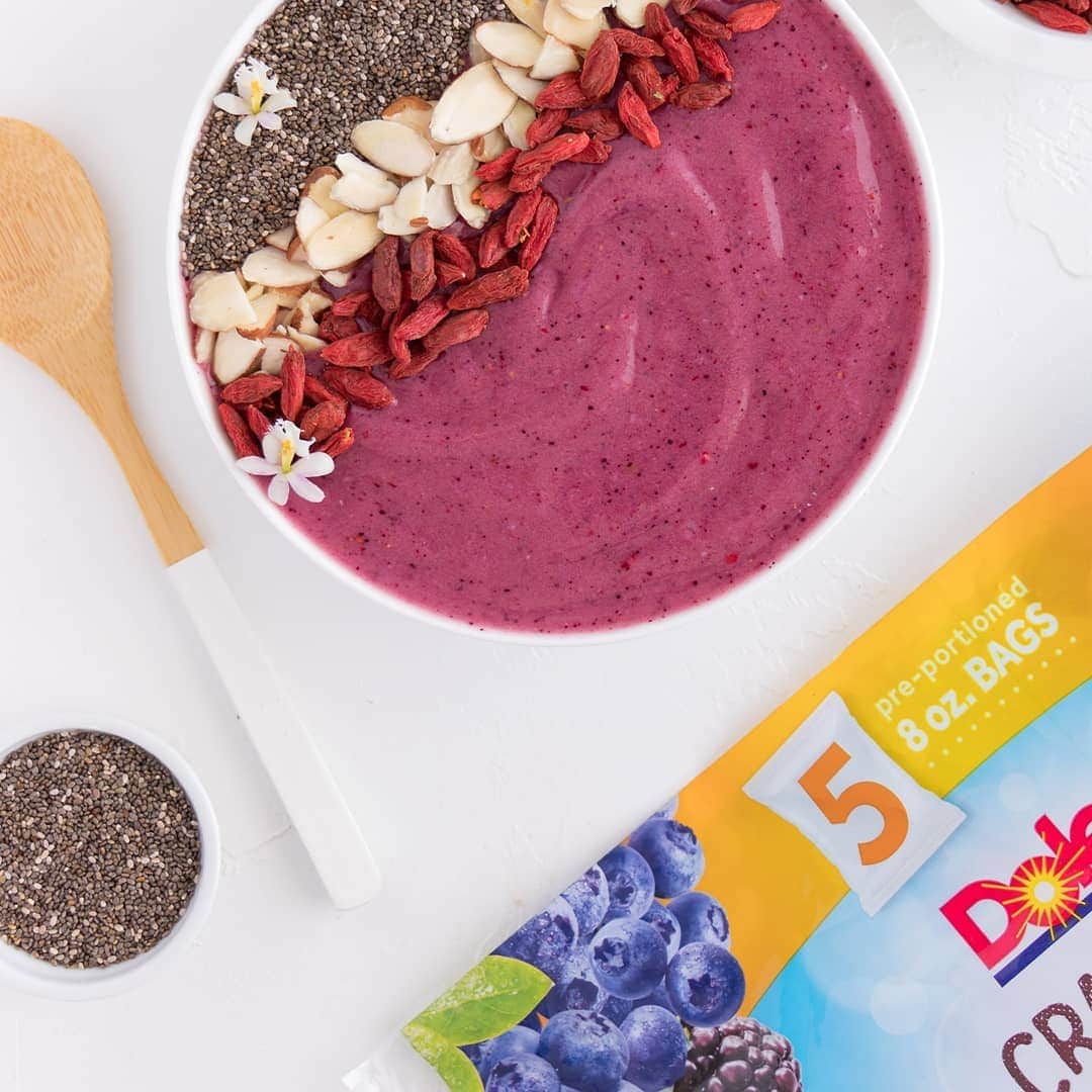 Dole Packaged Foods（ドール）のインスタグラム：「Trust us, Dole Crafted Smoothie Blends’ #NationalSmoothieDay presentation looks as good as it tastes! Scroll through to see how to pair vibrant fruit flavors with your favorite toppings for a beautified look.」