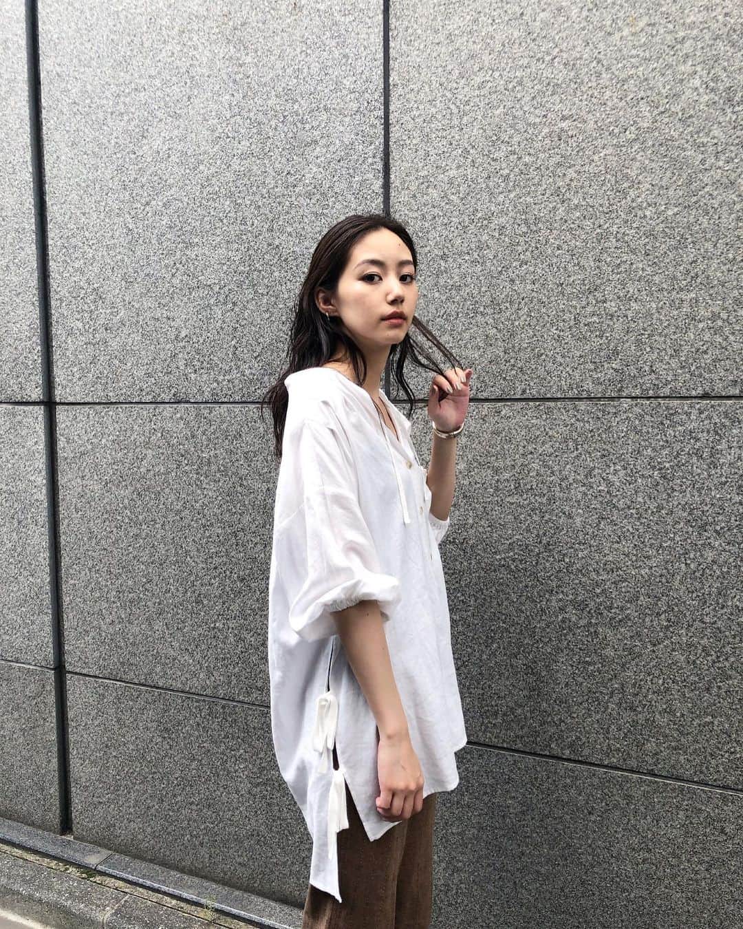 Shiho Sasakiのインスタグラム：「また大好きなリネン素材🎐 サイドのリボンがデザインポイントのブラウスです✨ 着丈も長めだからフレアパンツやスキニーなど細身のPANTSと相性🙆‍♀️ @sheltterwebstore にWHTの在庫まだありました👍 お店は店舗限定で販売中なのでお近くの店舗にお問合せ下さい☎️ ストーリーに商品のリンク貼ってます💎 #MOUSSY#MOUSSYSNAP」