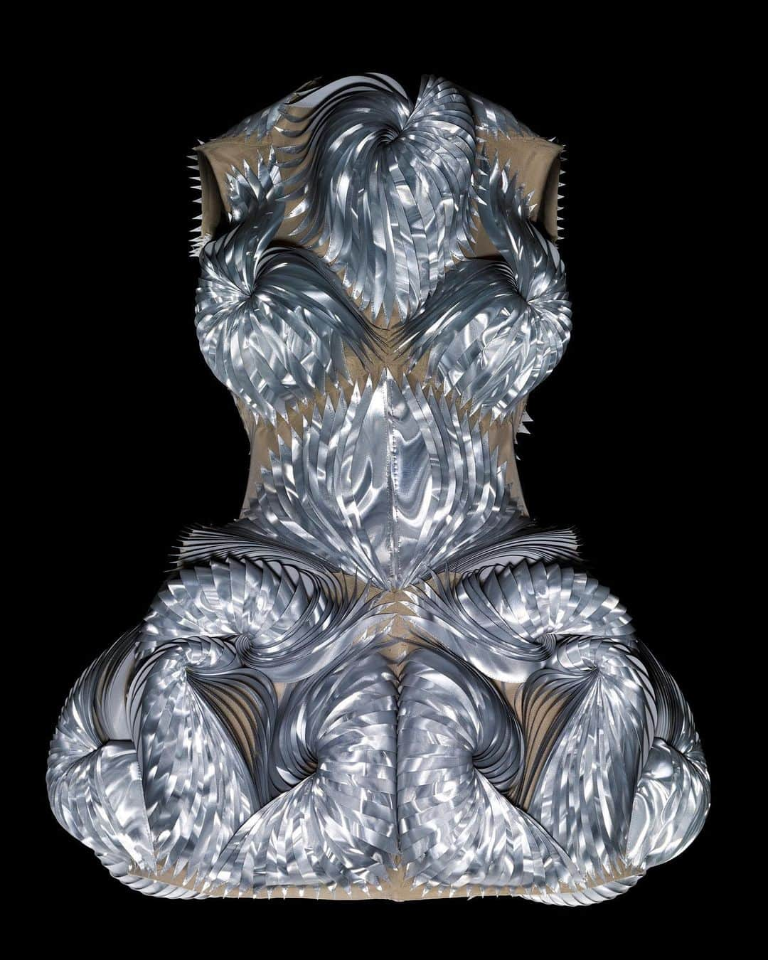 Iris Van Herpeさんのインスタグラム写真 - (Iris Van HerpeInstagram)「Disembodied embodiments ～ For the Iris van Herpen 'Transforming Fashion' exhibition and book, these extraordinary still lifes of our archive dresses were lensed by @BartOomes_Photography. ～ #IrisVanHerpen #TransformingFashion #BartOomes」6月21日 19時43分 - irisvanherpen