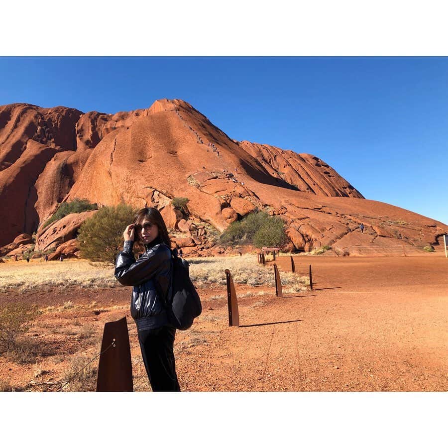 田尻夏樹（なつきんぐ）さんのインスタグラム写真 - (田尻夏樹（なつきんぐ）Instagram)「念願のエアーズロック登山ー！！！✨✨ . . 地球のヘソともいわれる世界最大級の巨大な一枚岩でできた山で . 自然と文化の複合世界遺産に登録されたその不思議な景観は見る者を圧倒します。 見渡す限り広がる砂漠に、突如ポツンと現れる圧倒的な存在感は、神々しささえ感じさせるほど✨ . 先住民アボリジニの聖地として崇拝され、今もなお古代文化が根強く残っています。 . . 一生に一度は行きたい場所！！ と思っていましたが 今年の秋から登山禁止が決まっているので 今回登れたのは本当に嬉しい！！ 山から見下ろす広大な砂漠は絶景で一生忘れる事はない景色になりました✨ . . #エアーズロック登山 #ウルル登山 #オーストラリア #死ぬまでに行きたい世界の絶景  #一生に一度は行ってみたい場所  #地球のへそ」6月21日 19時43分 - tajiri_natsuki