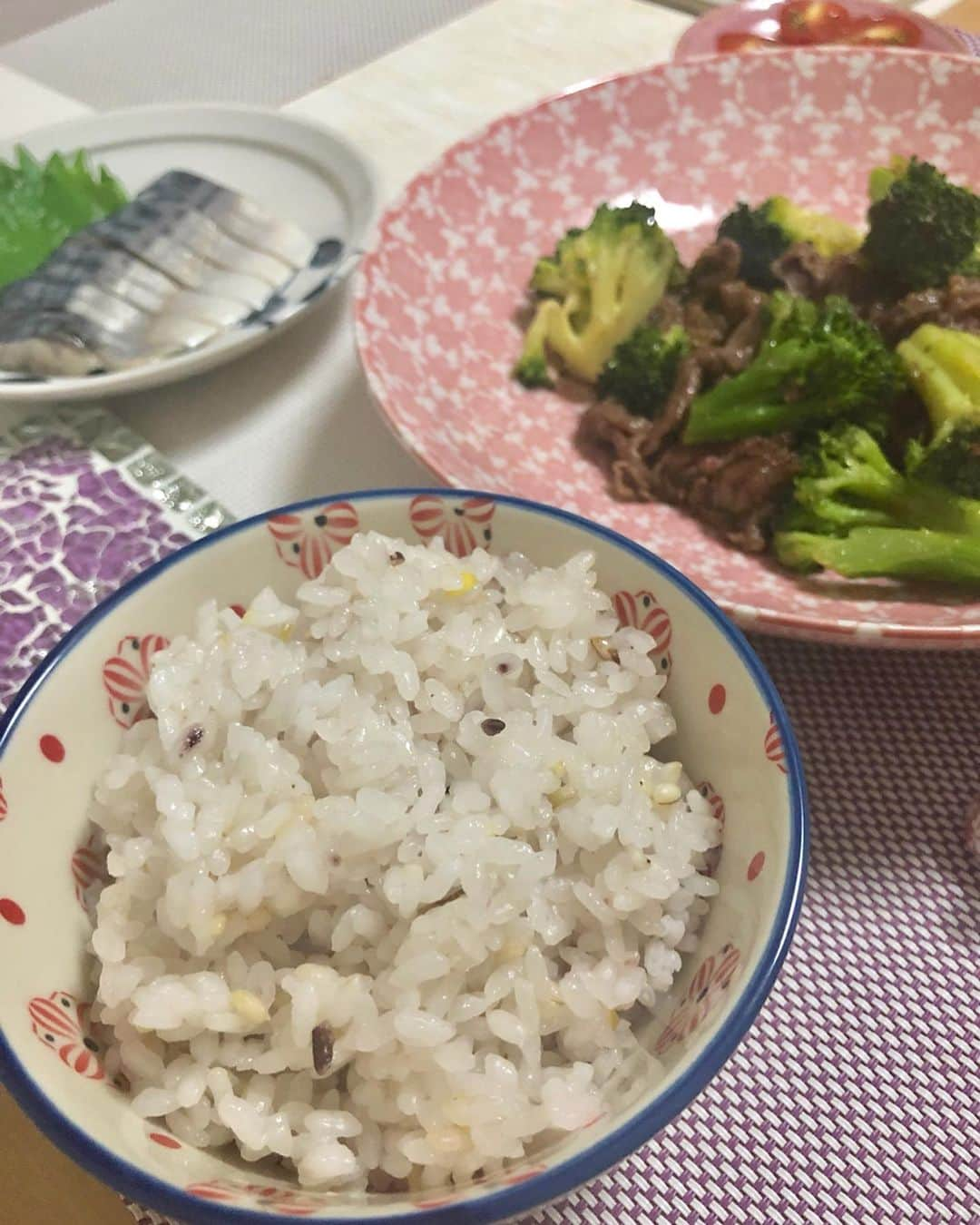 小谷津友里さんのインスタグラム写真 - (小谷津友里Instagram)「とある日の晩御飯🍴💕 普段はお仕事から帰って来て、夜自炊をしています😋 予定があったり疲れて作れない日もあるけど、出来るだけ自炊をして身体にいいものを食べるよう心掛けています🙆‍♀️ . 牛肉とブロッコリーのオイスターソース炒め しめさば 十八穀ごはん 油揚げとわかめのお味噌汁　 フルーツトマト . ❤️（写真２、３枚目） 別日の晩御飯 すき焼き 十八穀ごはん  牛肉、しめさば、十八穀ごはんは シュガーレディ(@sugarlady_official )で注文しました♪ もともとレストランでシュガーレディのお肉を食べて美味しかったので 今回通販でも注文しちゃいました🍲  お肉は奇跡のブランド牛#シュガービーフ 黒毛牛で、赤身肉のおいしさを重視し、良質の脂肪をほどよく散らした日本人好みの肉質です! すき焼きと、炒めもの両方に使ってみました🥩  お肉以外にも、もとから出来上がっているおかずの種類が和・洋・中と豊富！ しめさばは袋から出して切るだけでOKで忙しい日にお役立ちの一品♪🐟 . . シュガーレディは 安心安全健康にこだわっていていて化学的合成添加物は使用されていません⭐️ 厳しい基準をクリアした食材を使用しています。安心して食べられるところが良い🥰  結婚を機に、一人暮らしの時とは違って大切な人の健康を考えると 味付けはシンプルに、余計な調味料を使うことはなくなりました👰 使う食材も安全なものを選んで、家族の健康を守っていけるようにしたいと思います🥰 . . .  #シュガーレディ #sugarlady #PR #シュガーミート #シュガービーフ#おうちごはん#こやゆりフード #牛肉#しめさば#味噌汁 #十八穀米ごはん #健康#献立#晩御飯#自炊#食卓#新婚#手料理#cooking#食器 #栄養 #テーブルコーディネート #インテリア #造花#琉球グラス」6月21日 19時47分 - yurikoyatsu