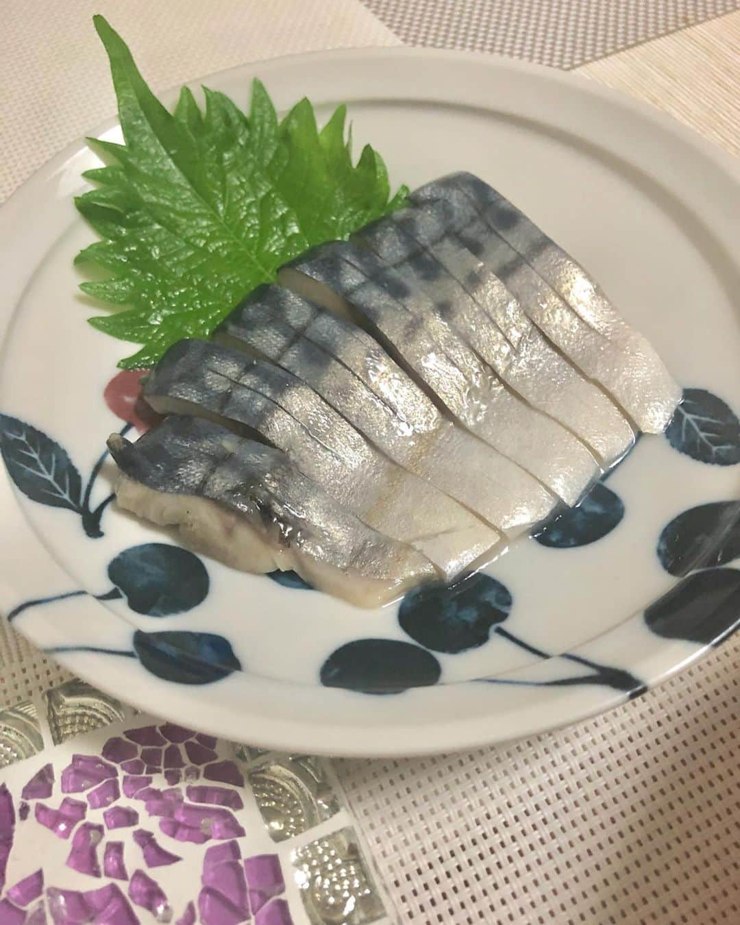 小谷津友里さんのインスタグラム写真 - (小谷津友里Instagram)「とある日の晩御飯🍴💕 普段はお仕事から帰って来て、夜自炊をしています😋 予定があったり疲れて作れない日もあるけど、出来るだけ自炊をして身体にいいものを食べるよう心掛けています🙆‍♀️ . 牛肉とブロッコリーのオイスターソース炒め しめさば 十八穀ごはん 油揚げとわかめのお味噌汁　 フルーツトマト . ❤️（写真２、３枚目） 別日の晩御飯 すき焼き 十八穀ごはん  牛肉、しめさば、十八穀ごはんは シュガーレディ(@sugarlady_official )で注文しました♪ もともとレストランでシュガーレディのお肉を食べて美味しかったので 今回通販でも注文しちゃいました🍲  お肉は奇跡のブランド牛#シュガービーフ 黒毛牛で、赤身肉のおいしさを重視し、良質の脂肪をほどよく散らした日本人好みの肉質です! すき焼きと、炒めもの両方に使ってみました🥩  お肉以外にも、もとから出来上がっているおかずの種類が和・洋・中と豊富！ しめさばは袋から出して切るだけでOKで忙しい日にお役立ちの一品♪🐟 . . シュガーレディは 安心安全健康にこだわっていていて化学的合成添加物は使用されていません⭐️ 厳しい基準をクリアした食材を使用しています。安心して食べられるところが良い🥰  結婚を機に、一人暮らしの時とは違って大切な人の健康を考えると 味付けはシンプルに、余計な調味料を使うことはなくなりました👰 使う食材も安全なものを選んで、家族の健康を守っていけるようにしたいと思います🥰 . . .  #シュガーレディ #sugarlady #PR #シュガーミート #シュガービーフ#おうちごはん#こやゆりフード #牛肉#しめさば#味噌汁 #十八穀米ごはん #健康#献立#晩御飯#自炊#食卓#新婚#手料理#cooking#食器 #栄養 #テーブルコーディネート #インテリア #造花#琉球グラス」6月21日 19時47分 - yurikoyatsu