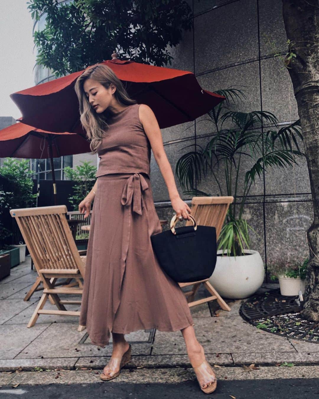 のインスタグラム：「fifthのナチュラルリネンスリーブレストップスとナチュラルリネンフレアラップスカートを SETUPでCoordinate❤︎ 大人なブラウンカラーが お気に入り🐚 丈は162センチMサイズで このくらいだよ❤︎ 今なんと50％OFFでした❤︎ #fifth #fifthtl #フィフス #ナチュラルリネンスリーブレストップス #ナチュラルリネンフレアラップスカート #リネン @fifth_store」