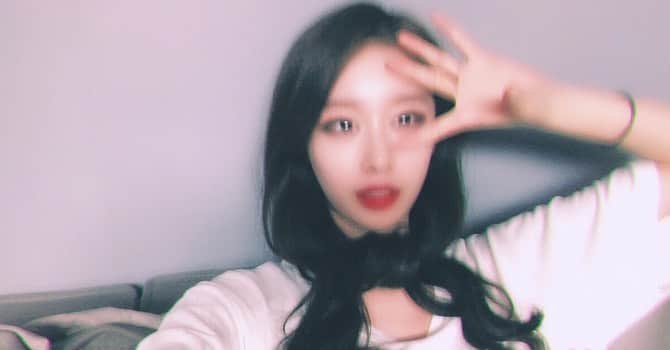 ジヨン のインスタグラム：「어려워.셀카는」