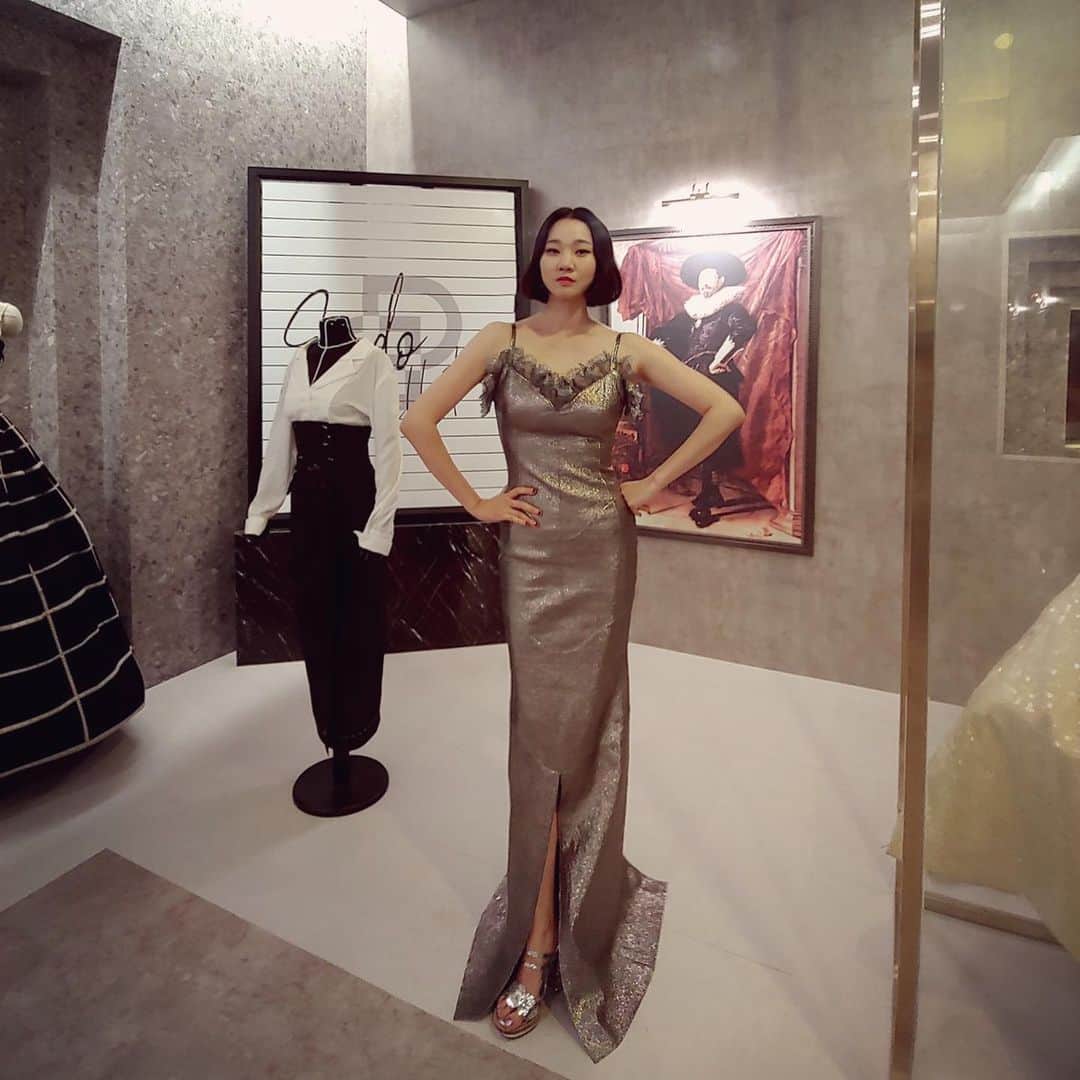 チャン・ユンジュのインスタグラム：「오늘도 열일 중. 역시 드레스는 @missgeecollection  다음주 월요일 드라마 #퍼퓸 에서 만나요. 👗👠🧴💋 _ #카메오인줄알았는데 #대사가너무많아깜놀」